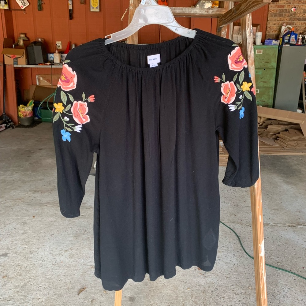 Old Navy Embroidered Blouse 🌺